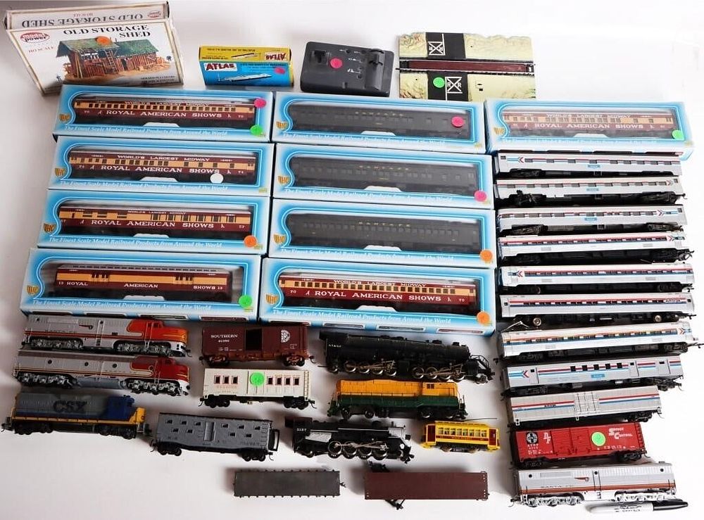 Lot 194386: ASSORTED HO IHC TOY TRAIN CARS W/ MISC TRACKS