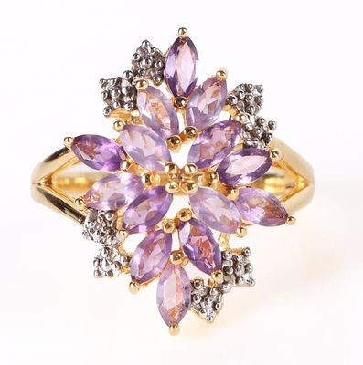 STERLING AMETHYST CLUSTER FLORAL LADIES RING. Sterling silver gold-toned cluster floral ladies 