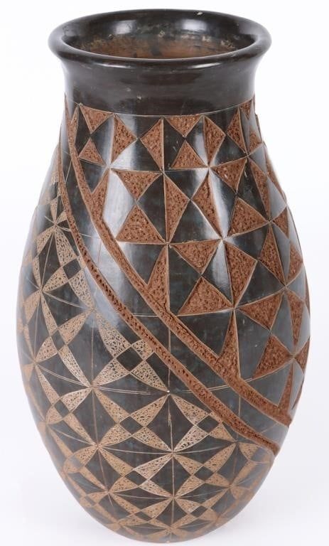 Lot 195385: BLACK MATA ORITZ VASE BY ELI ORITZ - GEOMETRIC