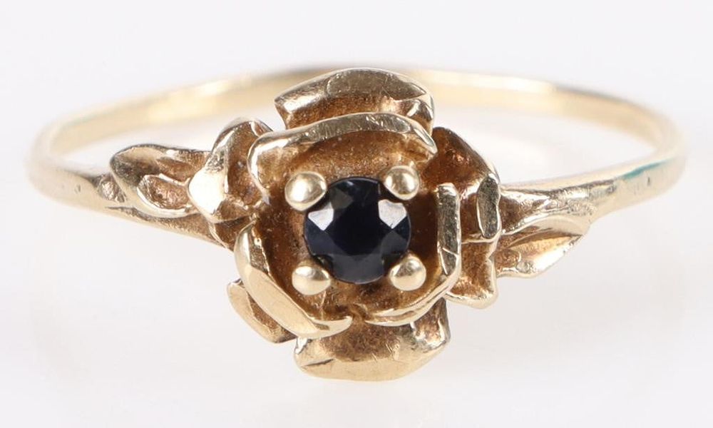 Lot 198171: 10K YELLOW GOLD BLUE SAPPHIRE LADIES RING