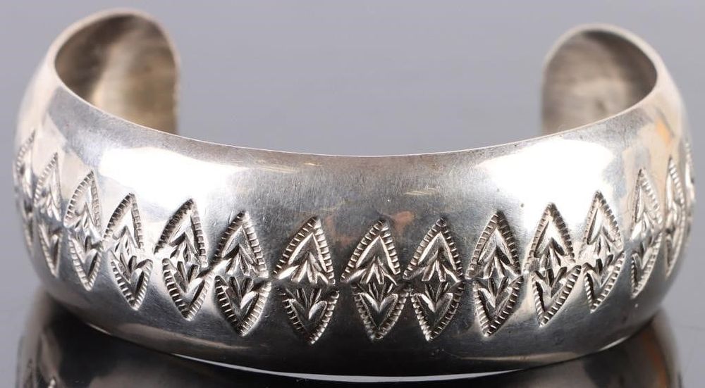 Lot 199173: VINTAGE W.TRACY NAVAJO STERLING SILVER CUFF