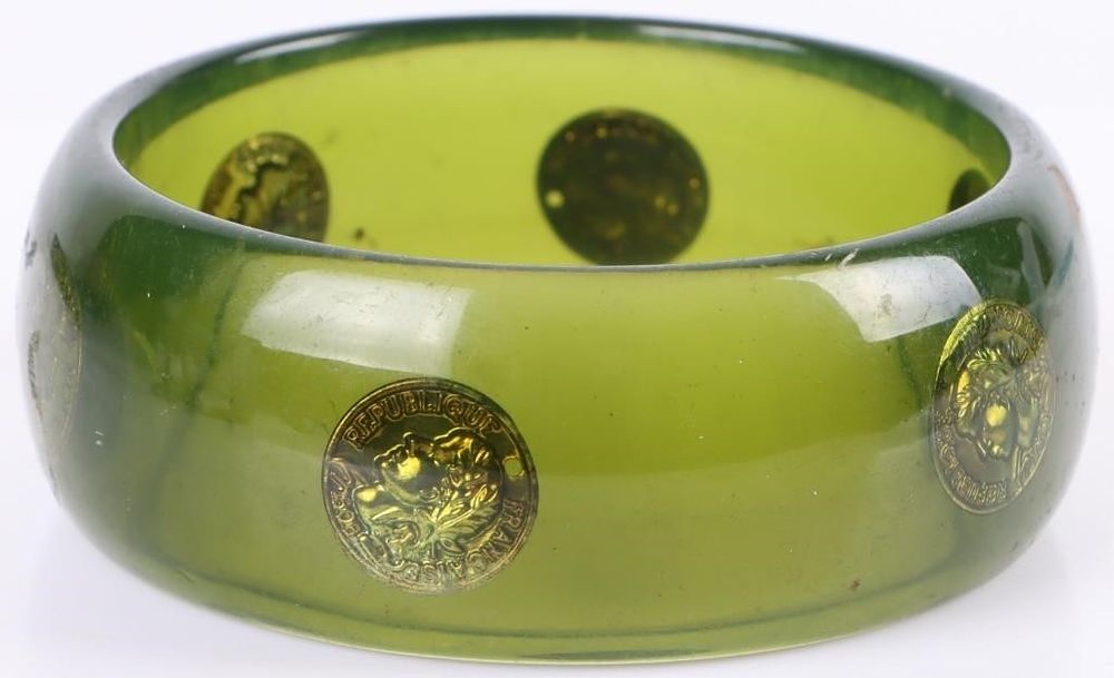 Lot 199175: VINTAGE BAKELITE GREEN & GOLD COIN BRACELET