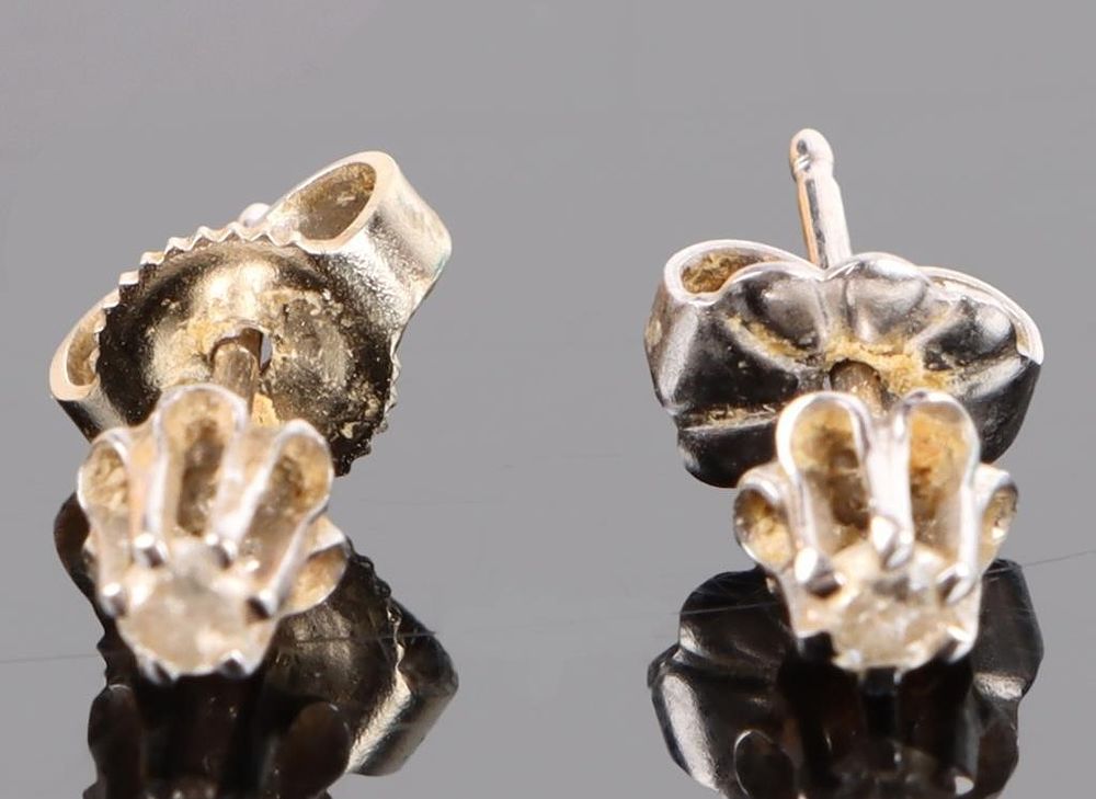 Lot 199210: 14K WHITE GOLD DIAMOND LADIES STUD EARRINGS