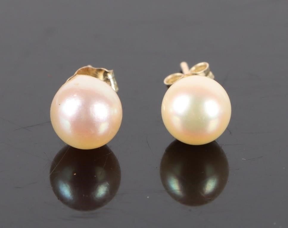 Lot 199219: 14K YELLOW GOLD WHITE PEARL LADIES STUD EARRINGS
