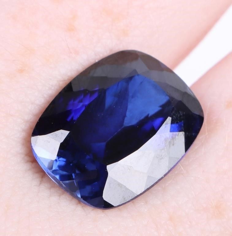 Lot 199279: 11.15CT CUSHION RECTANGULAR SAPPHIRE GEMSTONE