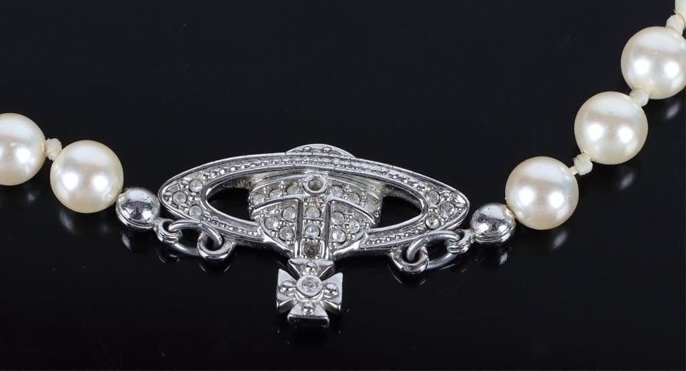 Lot 199295: VIVIENNE WESTWOOD ORB PEARL NECKLACE CHOKER