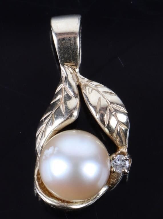 Lot 199326: 14K YELLOW GOLD DIAMOND PEARL LADIES PENDANT