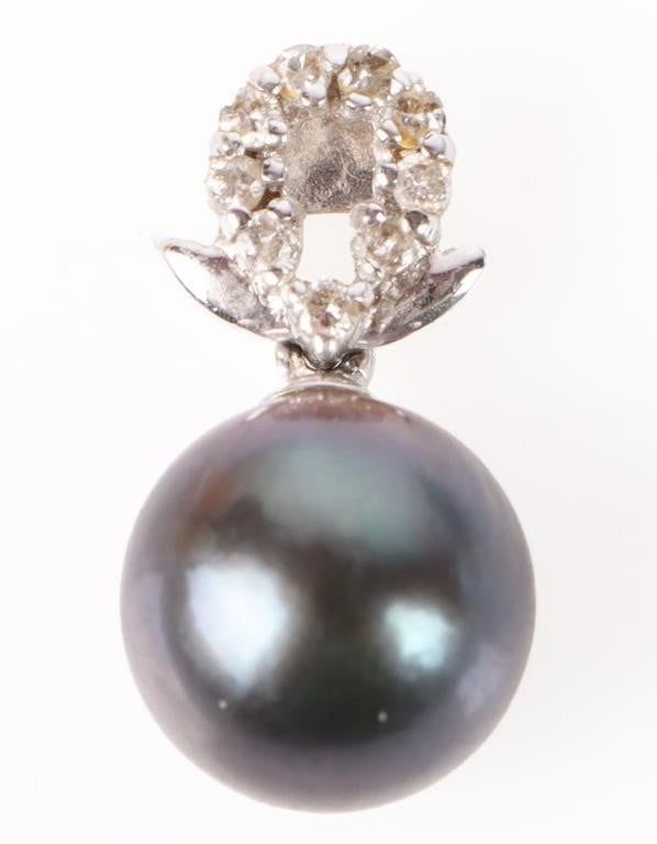 Lot 199337: 9.5MM TAHITIAN BLACK PEARL & DIAMOND 18K PENDANT