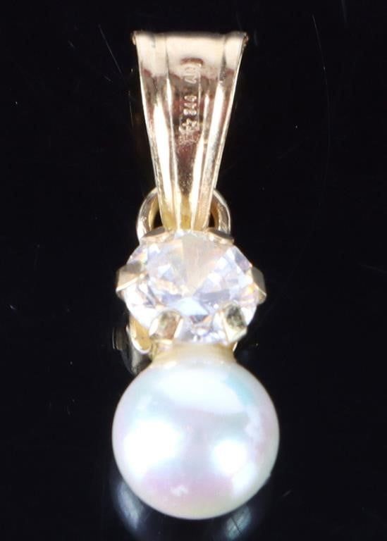 Lot 199338: 18K YELLOW GOLD PEARL & CZ LADIES PENDANT