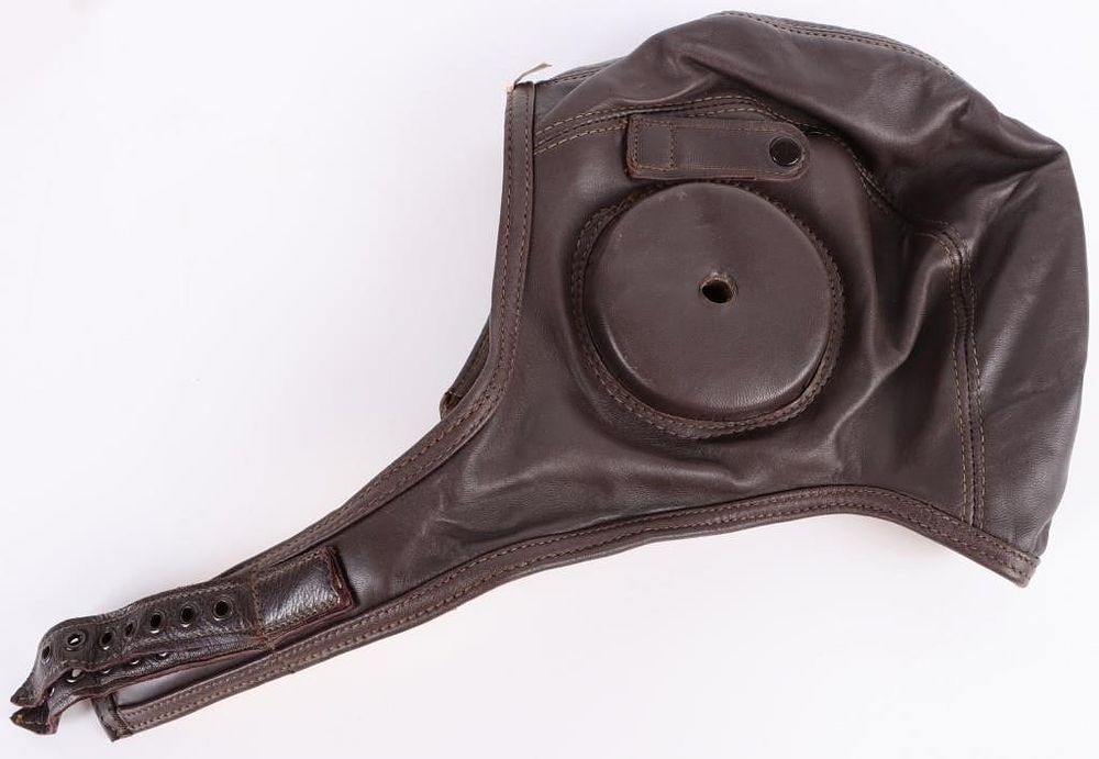 Lot 199346: WWII AMERICAN LEATHER FLIGHT HELMENT 1020A