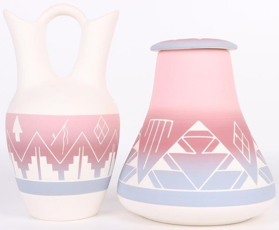 Lot 199350: VINTAGE SIGNED SIOUX NATIVE AMERICAN POTTERY VASES