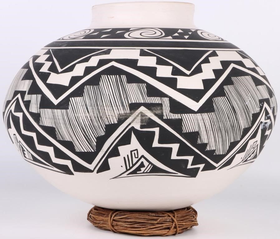 Lot 199352: LILI SIGNED HOPI NATIVE AMERICAN LARGE VASE