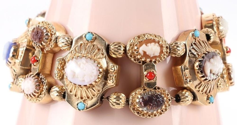 Lot 200201: 14K YELLOW GOLD VINTAGE CAMEO LADIES BRACELET