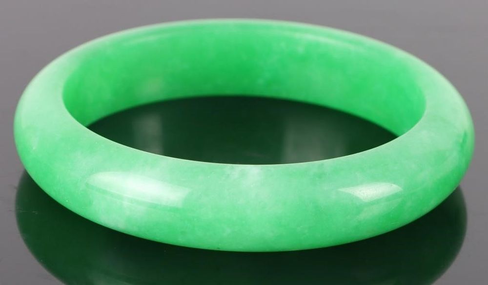 Lot 200206: VINTAGE GREEN JADE HOLOLITH SOLID CHINESE BANGLE