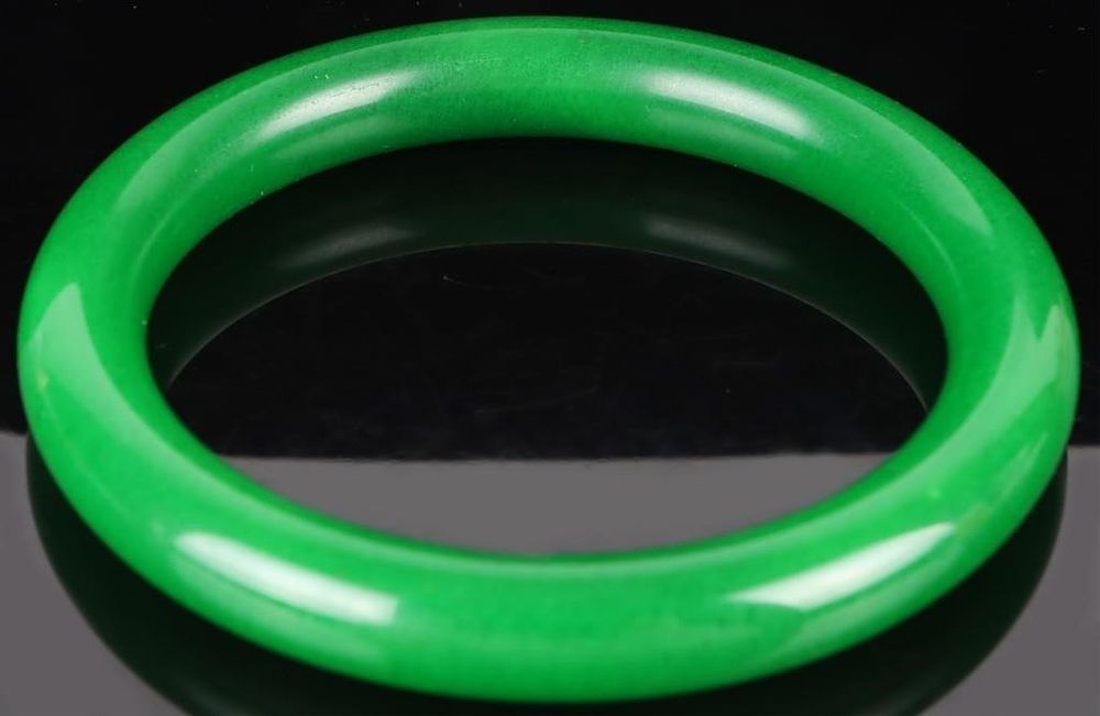 Lot 200207: HIGH GRADE GREEN JADE HOLOLITH CHINESE BANGLE