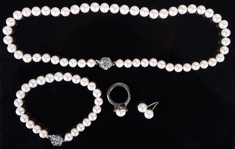Lot 200315: WHITE PEARL STERLING SILVER MATCHING LADIES SET