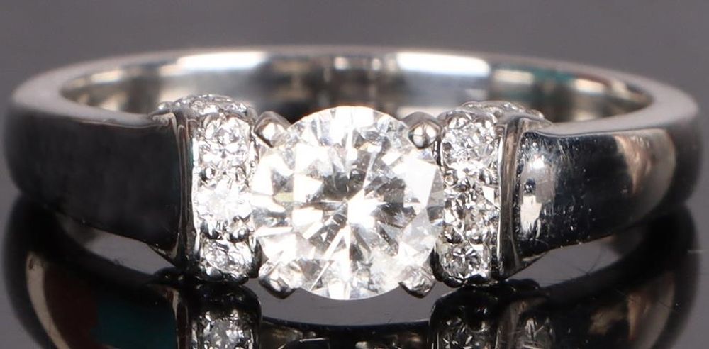 Lot 202163: 0.75CT VS NTAURAL CENTER DIMAOND PLATINUM RING