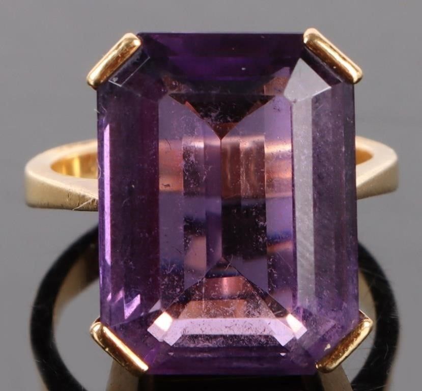 Lot 202166: 18K YELLOW GOLD AMETHYST LADIES RING