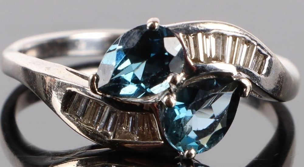 Lot 202171: 18K WHITE GOLD BLUE SPINEL DIAMOND LADIES RING