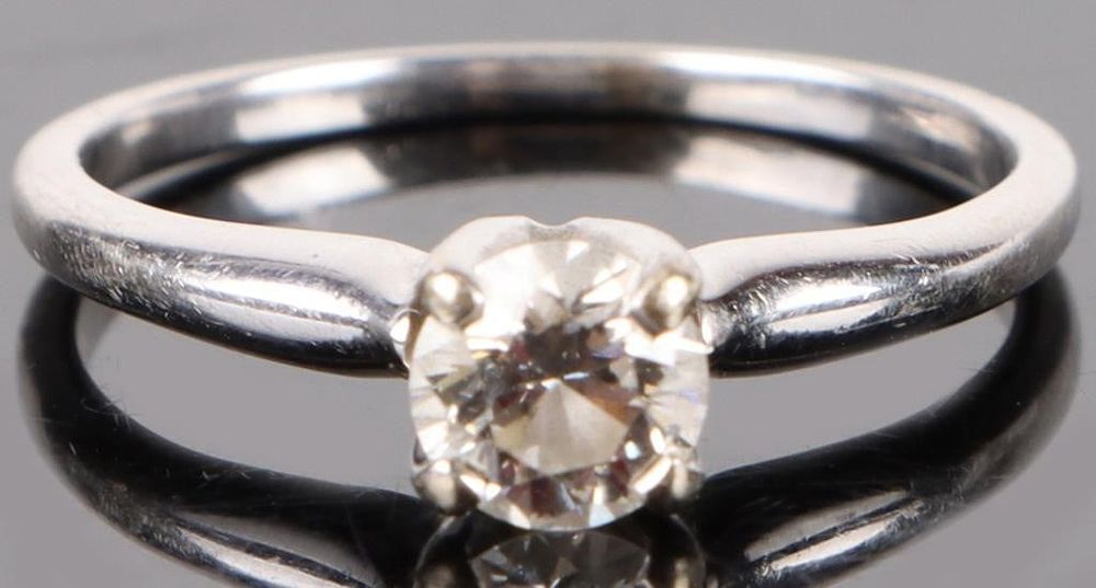Lot 202172: 18K 0.40CT NATURAL DIAMOND SOLITAIRE VS G-H