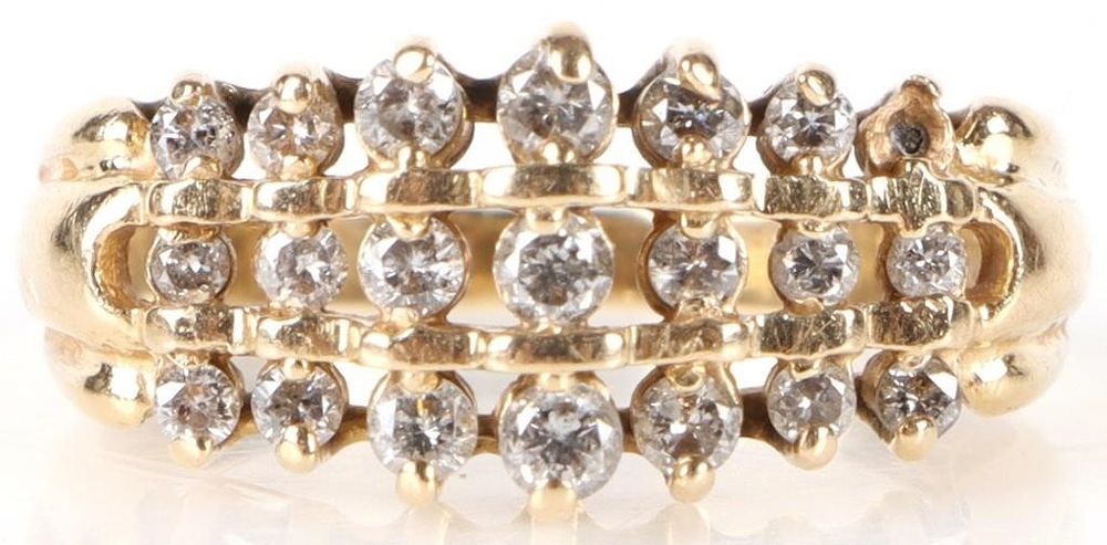 Lot 202184: GRADUATED DIAMOND 14K YELLOW GOLD LADIES RING
