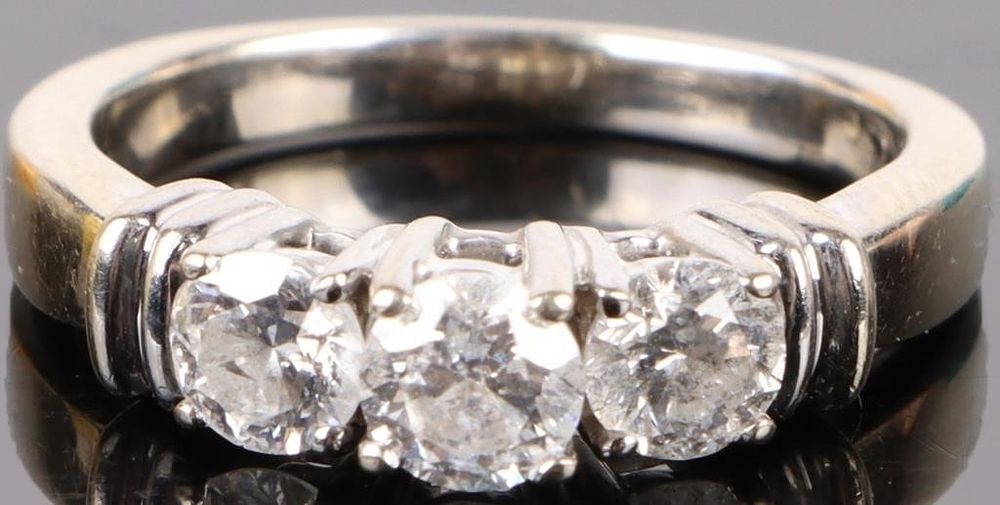Lot 202194: 1CTW DIAMOND 3-STONE LADIES ENGAGEMENT RING