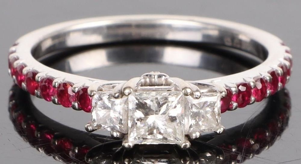 Lot 202197: .96CTW NATURAL PRINCESS CUT 3 STONE DIAMOND RING