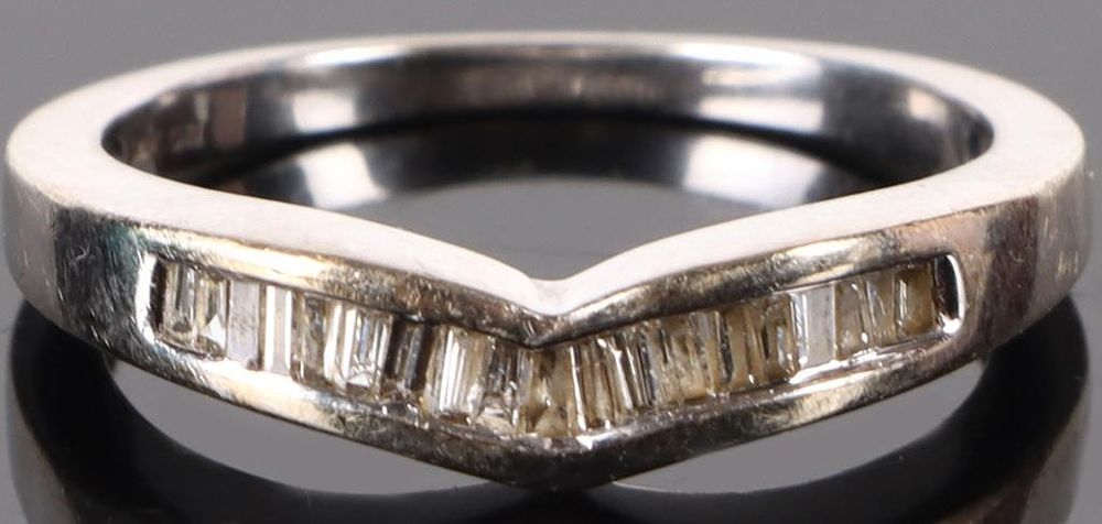 Lot 202201: 14K WHITE GOLD DIAMOND LADIES RING