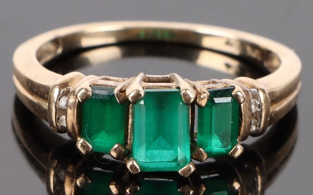 Lot 202206: 10K GOLD TRIO EMERALD RING