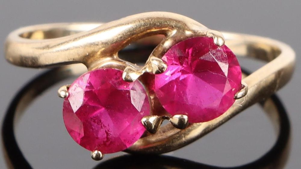 Lot 202208: VINTAGE 10K TOI ET MOI 1CTW RUBY PROMISE RING