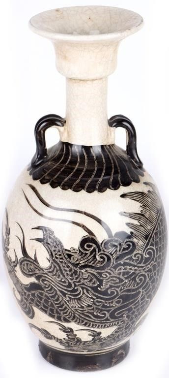 Lot 203487: ANTIQUE CHINESE BLACK WHITE DRAGON PORCELAIN VASE