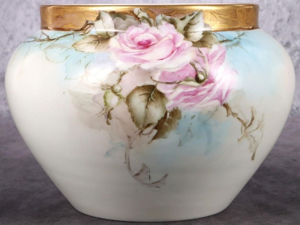 Lot 203502: VTG LIMOGES D & C FRANCE HAND PAINTED VASE