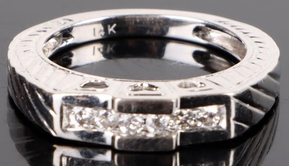 Lot 204195: 14K WHITE GOLD DIAMOND HEART LADIES RING