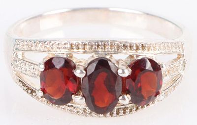 VINTAGE GARNET & STERLING SILVER RING. Vintage Garnet & Sterling Silver Ornate RingStone