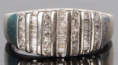 0.48CTW DIAMOND 10K WHITE GOLD LADIES RING. 0.48CTW diamond 10k yellow gold ladies ring with