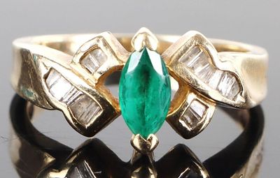 14K YELLOW GOLD EMERALD DIAMOND LADIES RING. 14K yellow gold emerald diamond ladies ring.