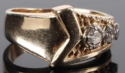 14K YELLOW GOLD AND DIAMOND MEN'S RING. 14K yellow gold and diamond men's ring. Ring contains 3