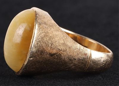14K YELLOW GOLD CABOCHON TIGERS EYE MEN'S RING. 14K yellow gold cabochon tigers eye men's ring.
