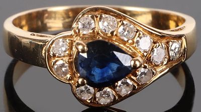 18K YELLOW GOLD SAPPHIRE NATURAL DIAMOND RING. 18K yellow gold deep blue sapphire natural