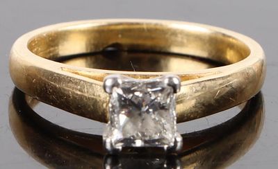 18K YELLOW GOLD .50CT PRINCESS CUT LADIES RING. .50Ct princess cut solitaire diamond ring in 18K