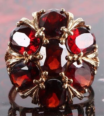 10K YELLOW GOLD CLUSTER GARNET LADIES RING. 10K yellow gold cluster ladies ring. Gemstones to