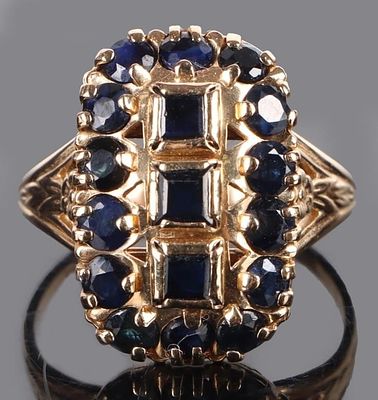 BLUE SAPPHIRE 10K YELLOW GOLD LADIES RING. Blue sapphire 10k yellow gold ladies ring with three
