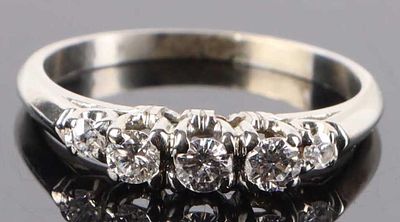 18K WHITE GOLD NATURAL DIAMOND LADIES RING. 18K white gold natural diamond ladies ring to