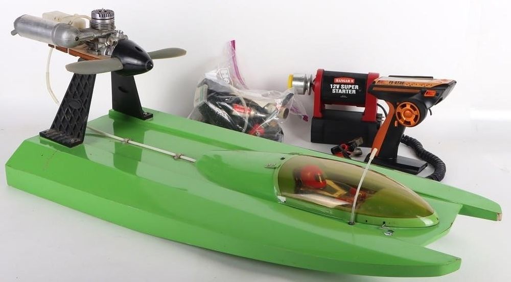 Lot 210224: AQUACRAFT 31" PATHFINDER CATAMARAN RC SPEED BOAT