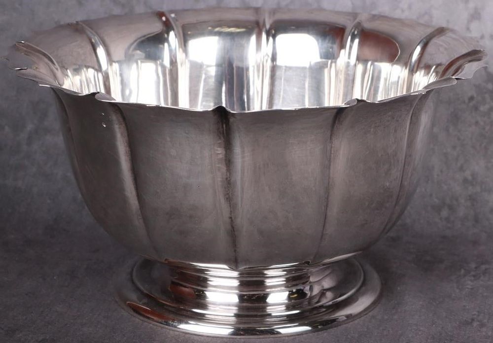 Lot 210243: STERLING SILVER 9.25" X 5.00" SCALLOPED BOWL