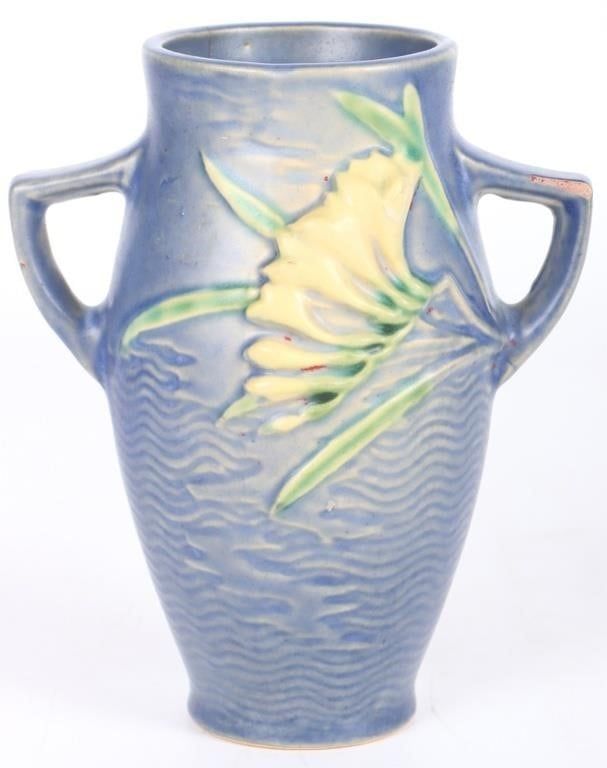 Lot 210343: ROSEVILLE POTTERY FREESIA BLUE VASE 117-6