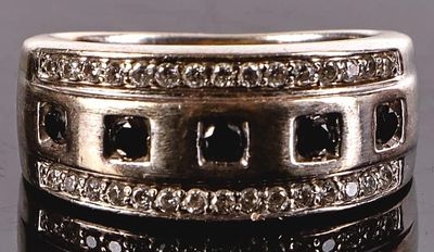 10K WHITE GOLD BLACK & WHITE DIAMOND LADIES RING. 10k white gold ladies ring with five 0.04ct 