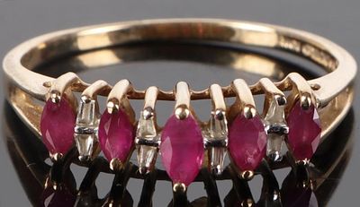 10K YELLOW GOLD DIAMOND SPINEL LADIES RING. 10K yellow gold diamond spinel ladies ring to 