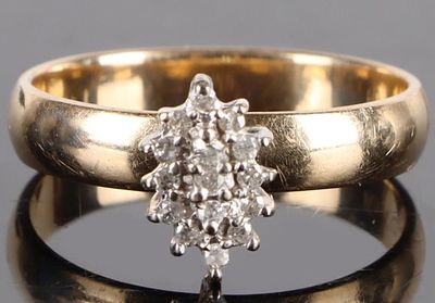 10K YELLOW GOLD DIAMOND LADIES RING - 0.15CTW. 10k yellow gold diamond ladies ring with fifteen 