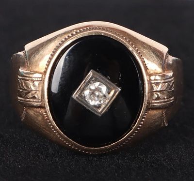 MENS ONYX & DIAMOND 10K YELLOW GOLD RING. Men's onyx and diamond 10K yellow gold ring. This ring 